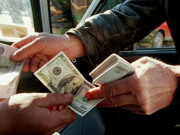 Подпольные менялы просят за доллары 150 рублей: что происходит на черном рынке?