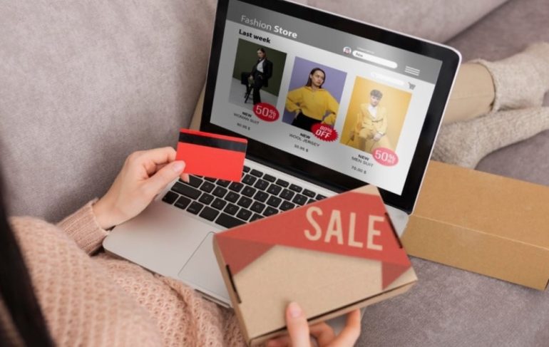 Онлайн-покупки в РФ в ходе распродаж конца года могут вырасти на 20-25%