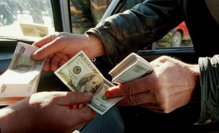 Подпольные менялы просят за доллары 150 рублей: что происходит на черном рынке?