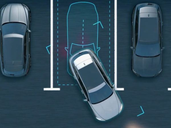 Tesla научила "автопилот" выезжать с парковочных мест задним ходом