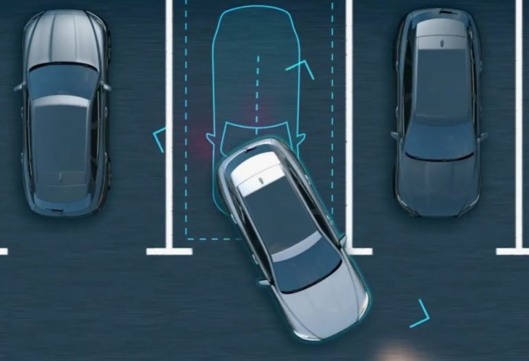 Tesla научила "автопилот" выезжать с парковочных мест задним ходом